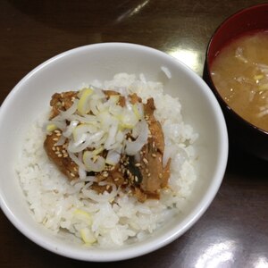 お昼に最高☆味噌サバ缶丼